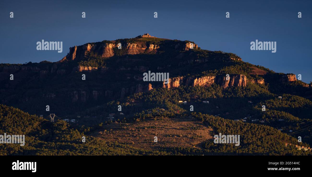 La Mola Berg bei Sonnenaufgang, von Terrassa aus gesehen (Vallès Occidental, Barcelona, Katalonien, Spanien) ESP: Montaña de la Mola al amanecer, desde Terrassa Stockfoto