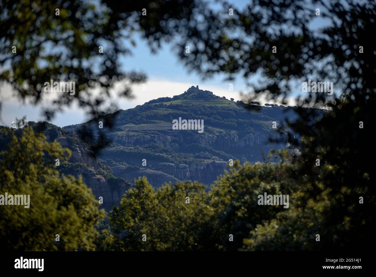 Der Gipfel von La Mola und das Kloster Sant Llorenç del Munt, von der Nähe des Landhauses von Mata aus gesehen (Vallès, Katalonien, Spanien) Stockfoto