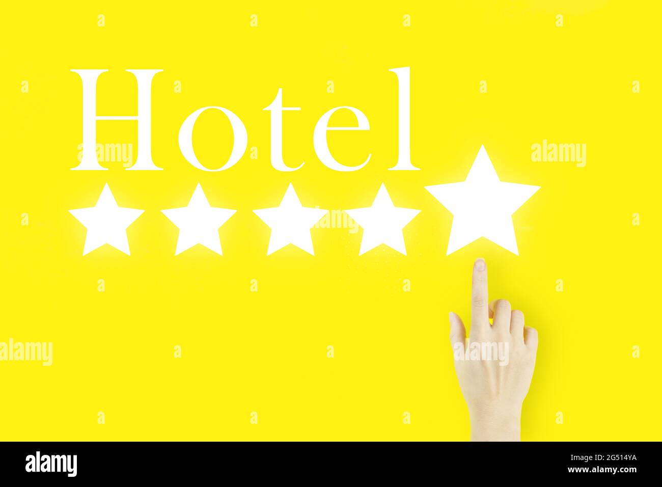 Customer Experience Konzept. Der Finger der jungen Frau zeigt mit einem Hologramm mit fünf Sternen und dem Text Hotel auf gelbem Hintergrund Stockfoto