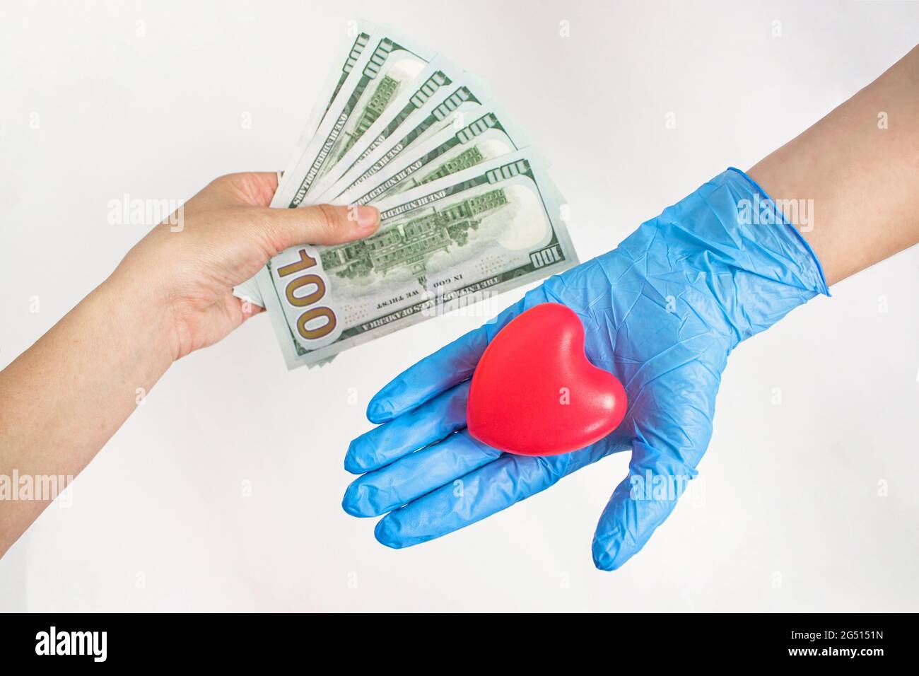 Bezahlte Medikamente. Die Hand der Patienten reicht dem Arzt Geld aus. Kosten für die Krankenversicherung. Konzept der Korruption. Zahlungskonzept im Gesundheitswesen Stockfoto