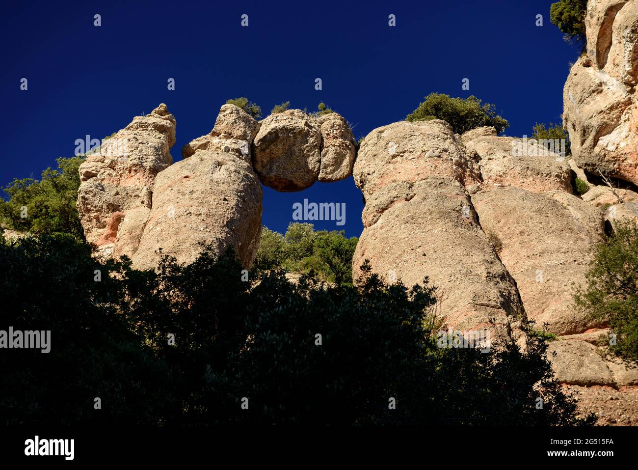 Roca Encavalcada, von unten gesehen, im Naturpark Sant Llorenç del Munt i l'Obac (Vallès Occidental, Barcelona, Katalonien, Spanien) Stockfoto