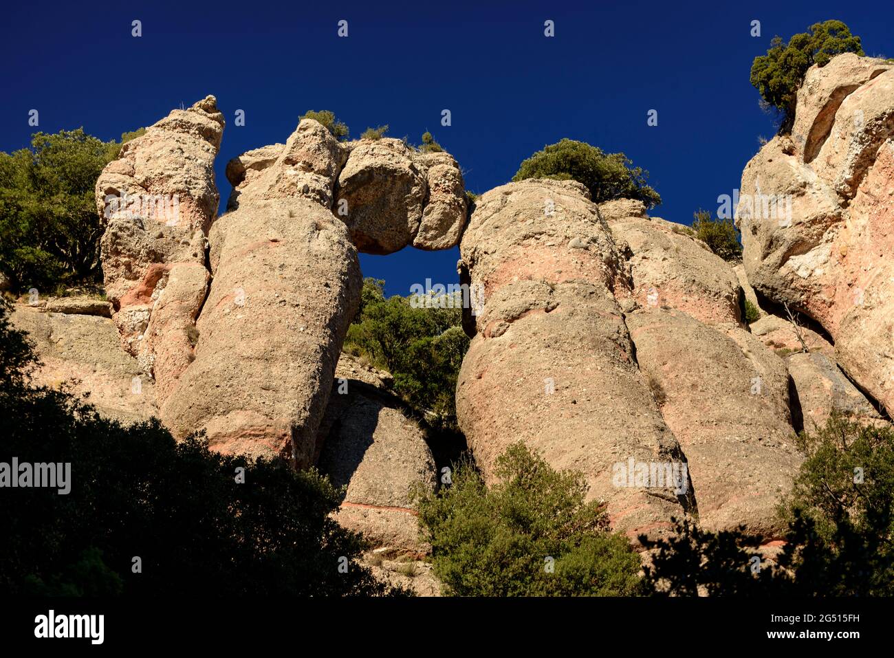 Roca Encavalcada, von unten gesehen, im Naturpark Sant Llorenç del Munt i l'Obac (Vallès Occidental, Barcelona, Katalonien, Spanien) Stockfoto
