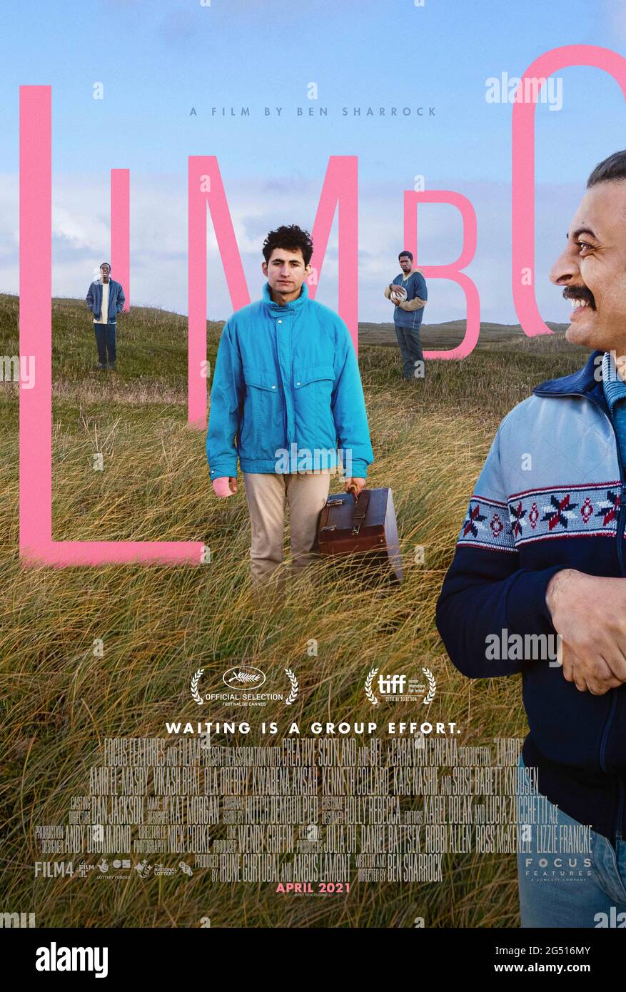 Limbo (2020) unter der Regie von Ben Sharrock mit Sidse Babett Knudsen, Kenneth Collard und Amir El-Masry. Omar ist ein vielversprechender junger Musiker. Getrennt von seiner syrischen Familie sitzt er auf einer abgelegenen schottischen Insel fest und wartet auf das Schicksal seines Asylantrags. Stockfoto