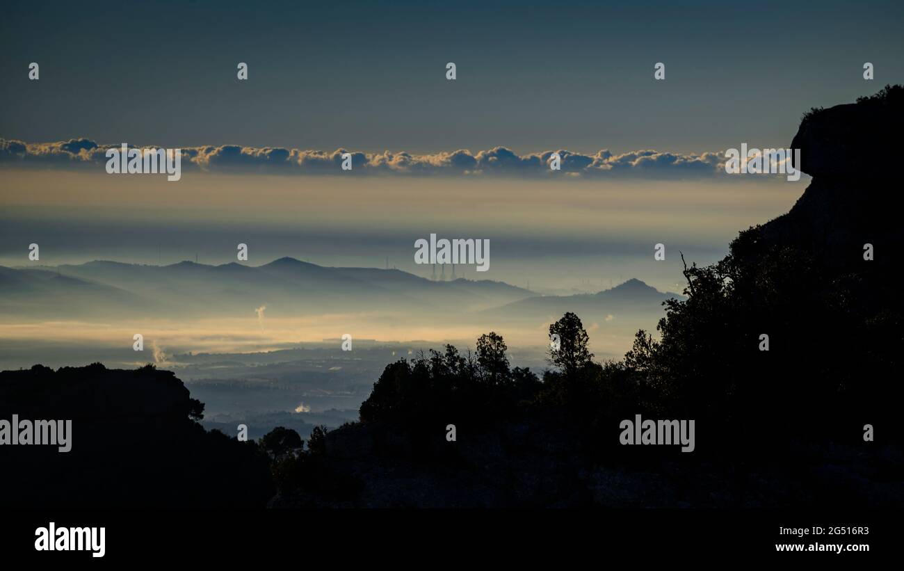 Sonnenaufgang an den Klippen von Fogueroses, an der Ostwand des Montcau, mit Blick auf die Ebene von Vallès (Barcelona, Katalonien, Spanien) Stockfoto