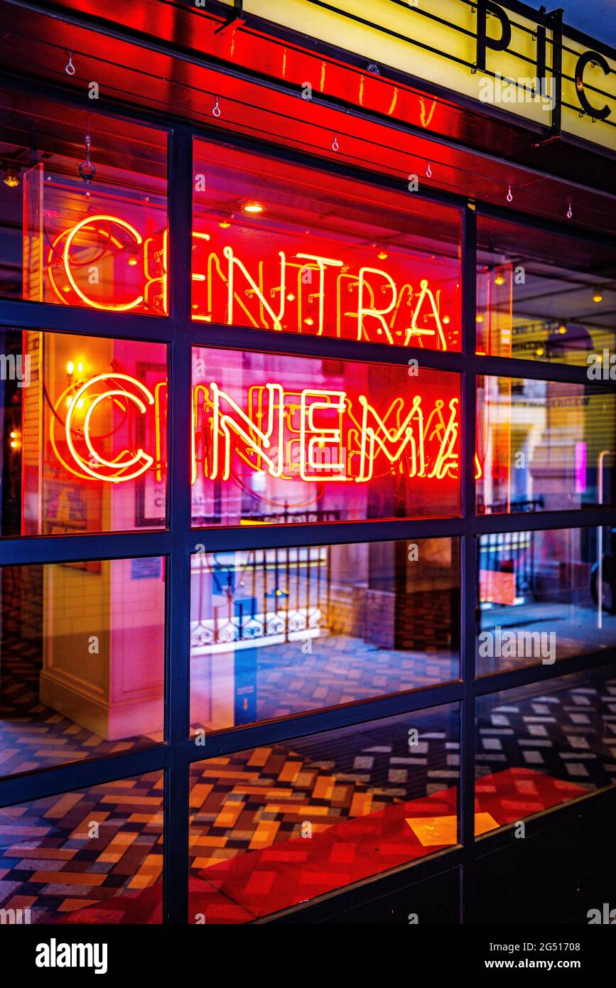 Eintritt in ein Kino in der Stadt Stockfoto