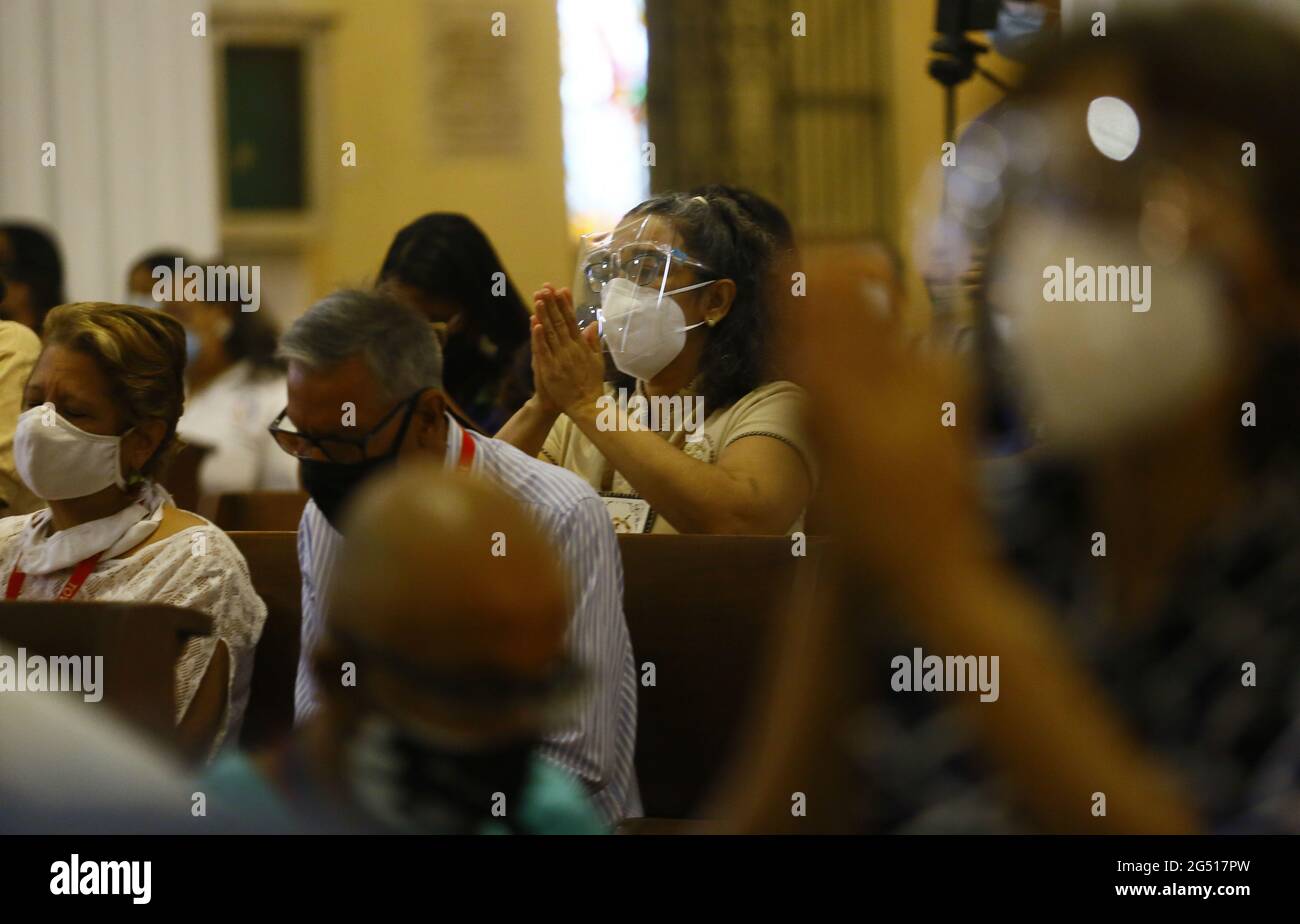 Valencia, Carabobo, Venezuela. Juni 2021. 24. Juni 2021. Die Gemeindemitglieder, die an der Messe unter dem Vorsitz von Kardinal Baltazar Porras teilnehmen. Erzbischof von Merida und apostolischer Verwalter von Caracas, Danksagefür das Gedenken an den zweihundertsten Jahrestag der Schlacht von Carabobo (der letzten Schlacht, die die Freiheit Venezuelas vom spanischen Joch, das das Land damals regierte, entschied). Die Messe fand in der Kathedralkirche der Stadt Valencia im Bundesstaat Carabobo statt. Foto: Juan Carlos Hernandez. Quelle: Juan Carlos Hernandez/ZUMA Wire/Alamy Live News Stockfoto