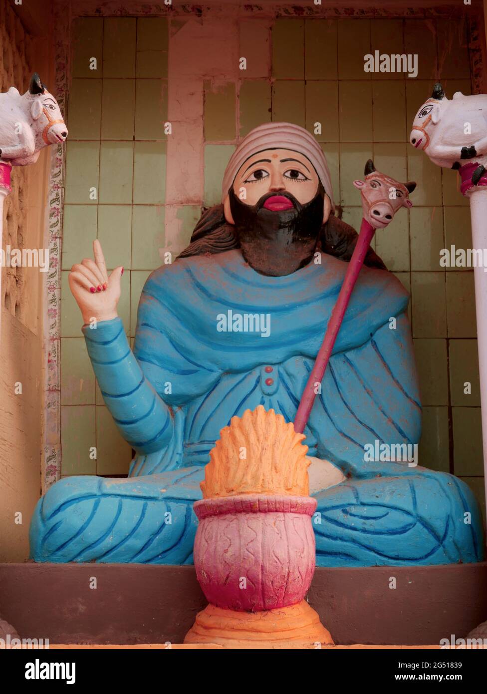 Traditionelle Bartmann Priester Statue Kunst Skulptur auf Tempel präsentiert. Stockfoto