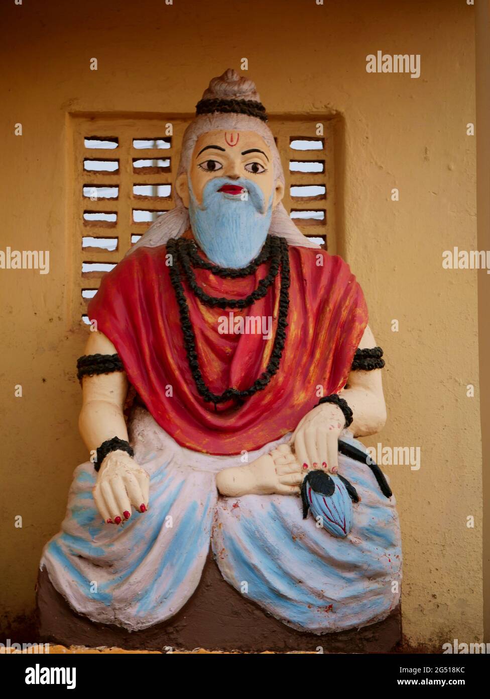Hinduistischer Priester Statue Kunstskulptur auf Tempel präsentiert. Stockfoto