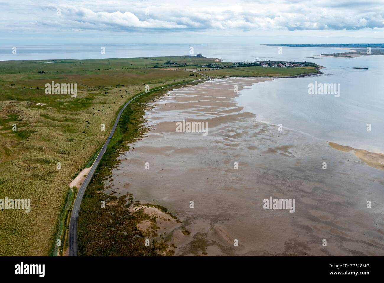Luftaufnahme der Straße, die Lindisfarne (Heilige Insel) mit dem Northumberland Festland verbindet. Der Causeway wird bei Flut vom Meer bedeckt Stockfoto