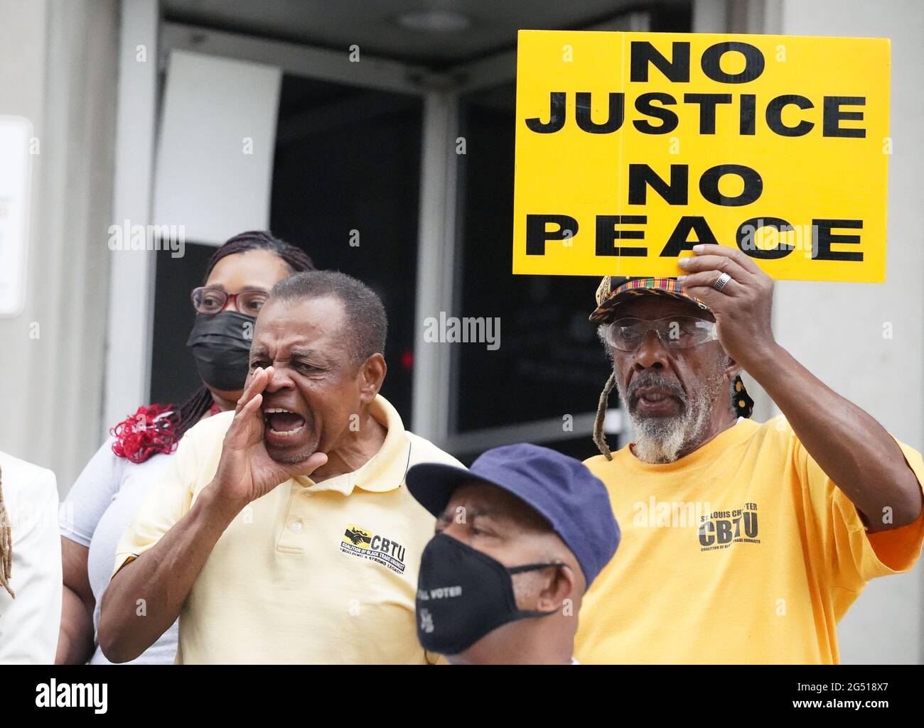 St. Louis, Usa. Juni 2021. Demonstranten singen, wie mehrere Bürgerrechts-, Glaubens- und Gemeindeorganisationen am Donnerstag, den 24. Juni 2021, in St. Louis eine Kundgebung zur Unterstützung des Bezirksanwalts Kim Gardner abhalten. Gardner wurde wegen beruflichem Fehlverhalten angeklagt, nachdem Beschwerden von dem Juristenteam des ehemaligen Gouverneurs Eric Greitens eingereicht wurden, der im Juni 2018 aus dem Amt zurückgetreten war. Foto von Bill Greenblatt/UPI Credit: UPI/Alamy Live News Stockfoto