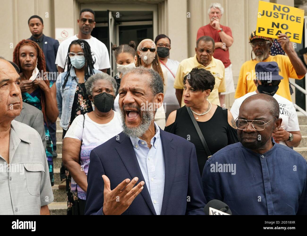 St. Louis, Usa. Juni 2021. Der Reverend Darryl Gray, führt einen Gesang an, während mehrere Bürgerrechts-, Glaubens- und Gemeinschaftsorganisationen am Donnerstag, dem 24. Juni 2021, in St. Louis eine Kundgebung zur Unterstützung des St. Louis Circuit Attorney Kim Gardner abhalten. Gardner wurde wegen beruflichem Fehlverhalten angeklagt, nachdem Beschwerden von dem Juristenteam des ehemaligen Gouverneurs Eric Greitens eingereicht wurden, der im Juni 2018 aus dem Amt zurückgetreten war. Foto von Bill Greenblatt/UPI Credit: UPI/Alamy Live News Stockfoto