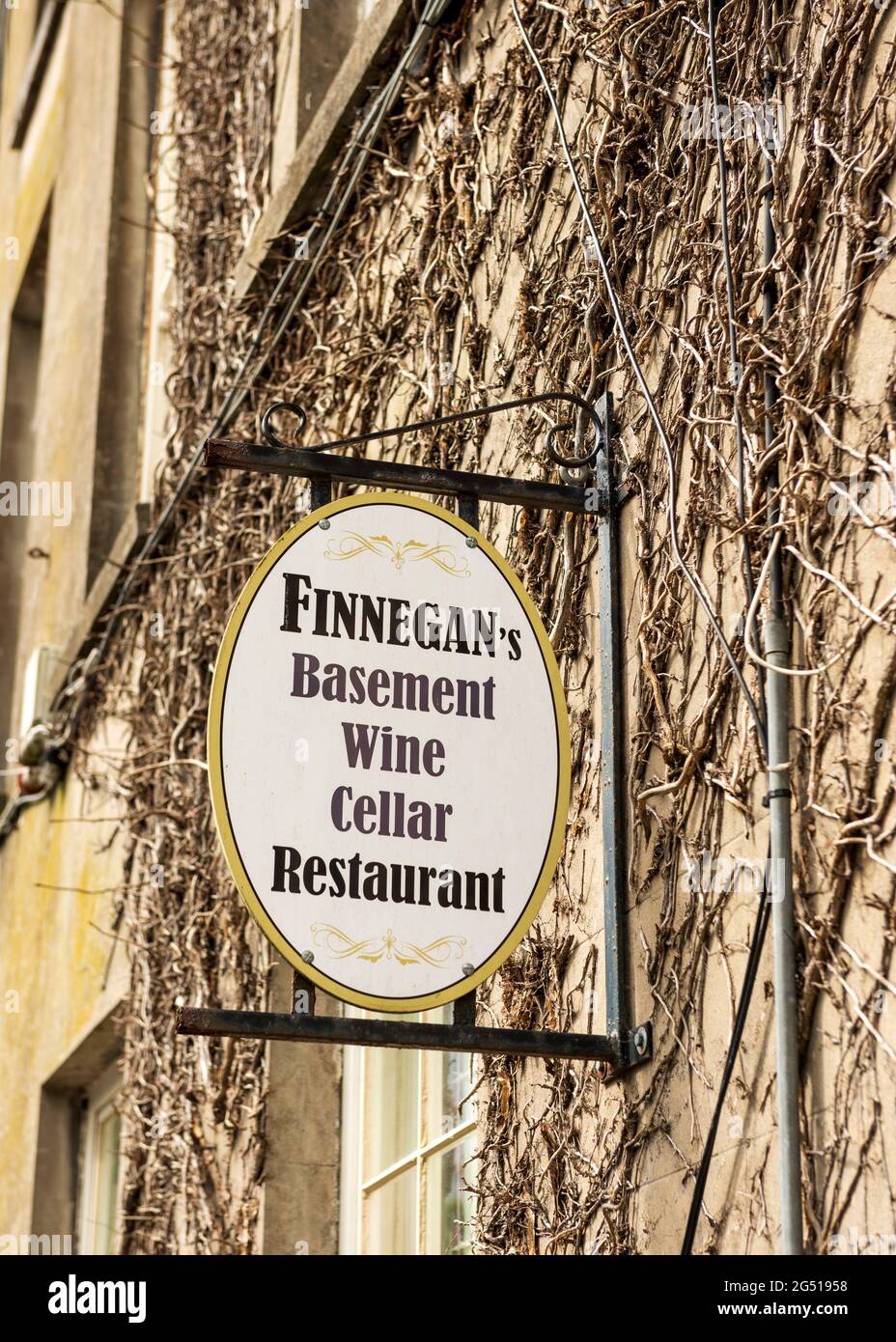 Schild für das Finnegan's Restaurant and Wine Cellar an der Gebäudefassade in Tralee, County Kerry, Irland Stockfoto