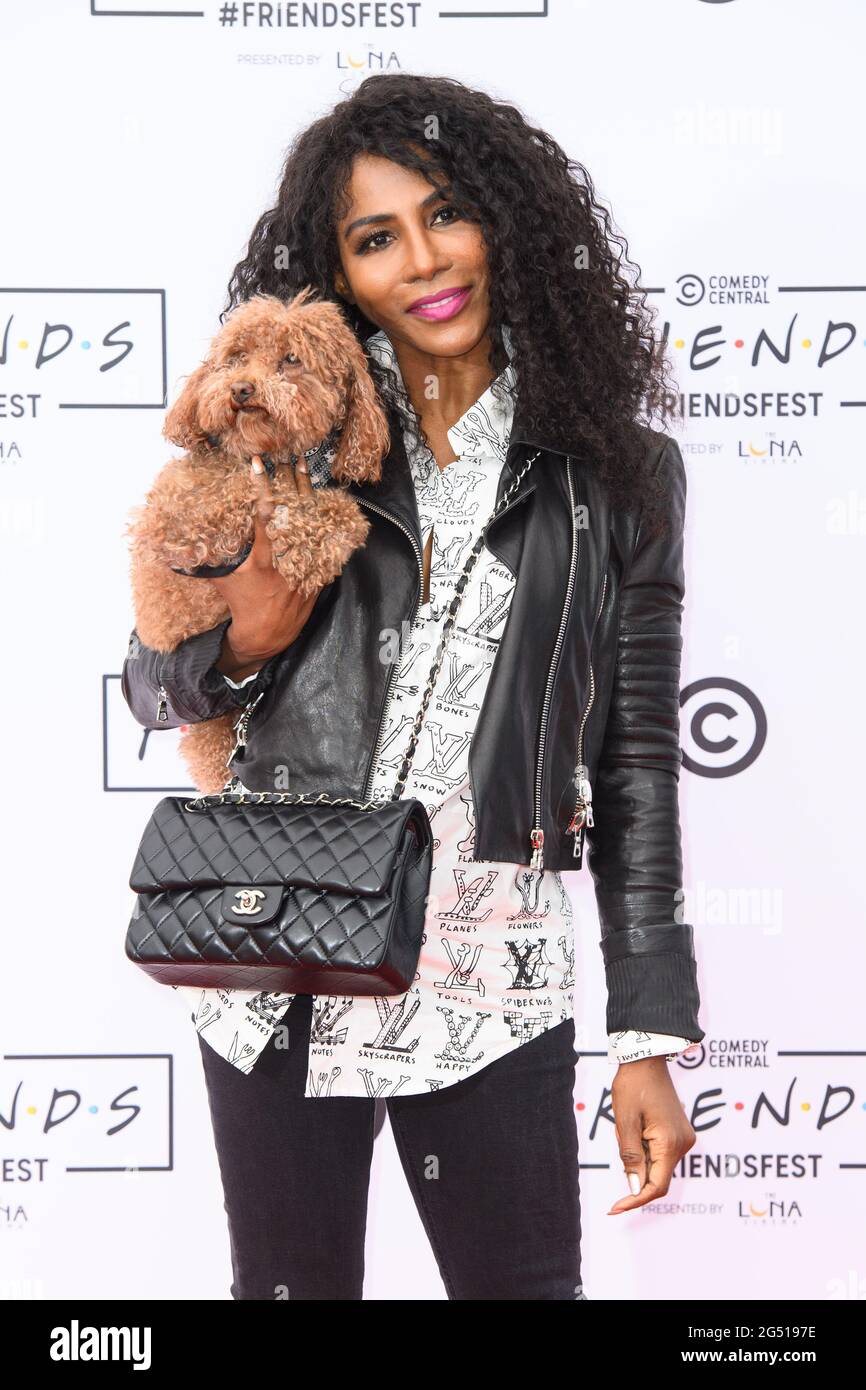 London, Großbritannien. Juni 2021. Sinitta nimmt an der VIP-Nacht des FriendsFest in Comedy Central UK auf dem Clapham Common in London Teil. Bilddatum: Donnerstag, 24. Juni 2021. Bildnachweis sollte lauten Kredit: Matt Crossick/Alamy Live News Stockfoto