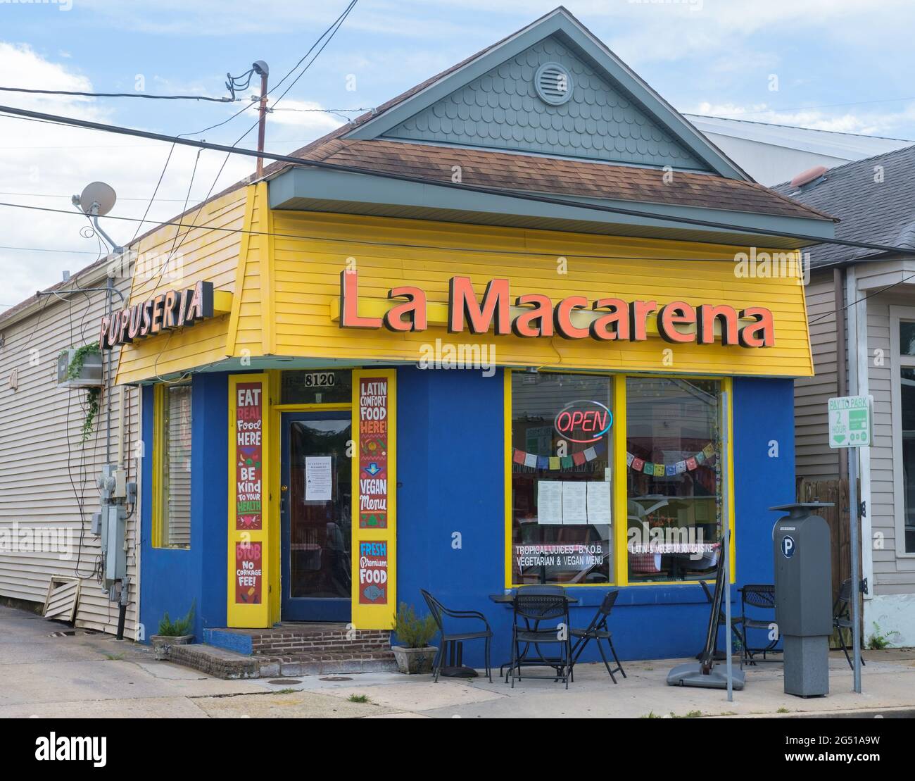 NEW ORLEANS, LA, USA - 23. JUNI 2021: La Macarena Pupuseria und Latin Cafe in der Hampson Street Stockfoto NEW ORLEANS, LA, USA - 23. JUNI 2021: La Macarena Pupuseria und Latin Cafe in der Hampson Street Stockfoto