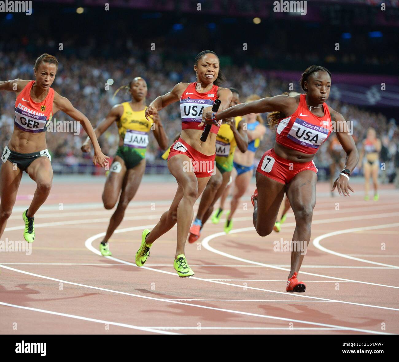 Die USA Allyson Felix & Lauren Williams gewinnen am 10. August 2012 im Olympiastadion Gold in den 4x100 Millionen Damen Stockfoto
