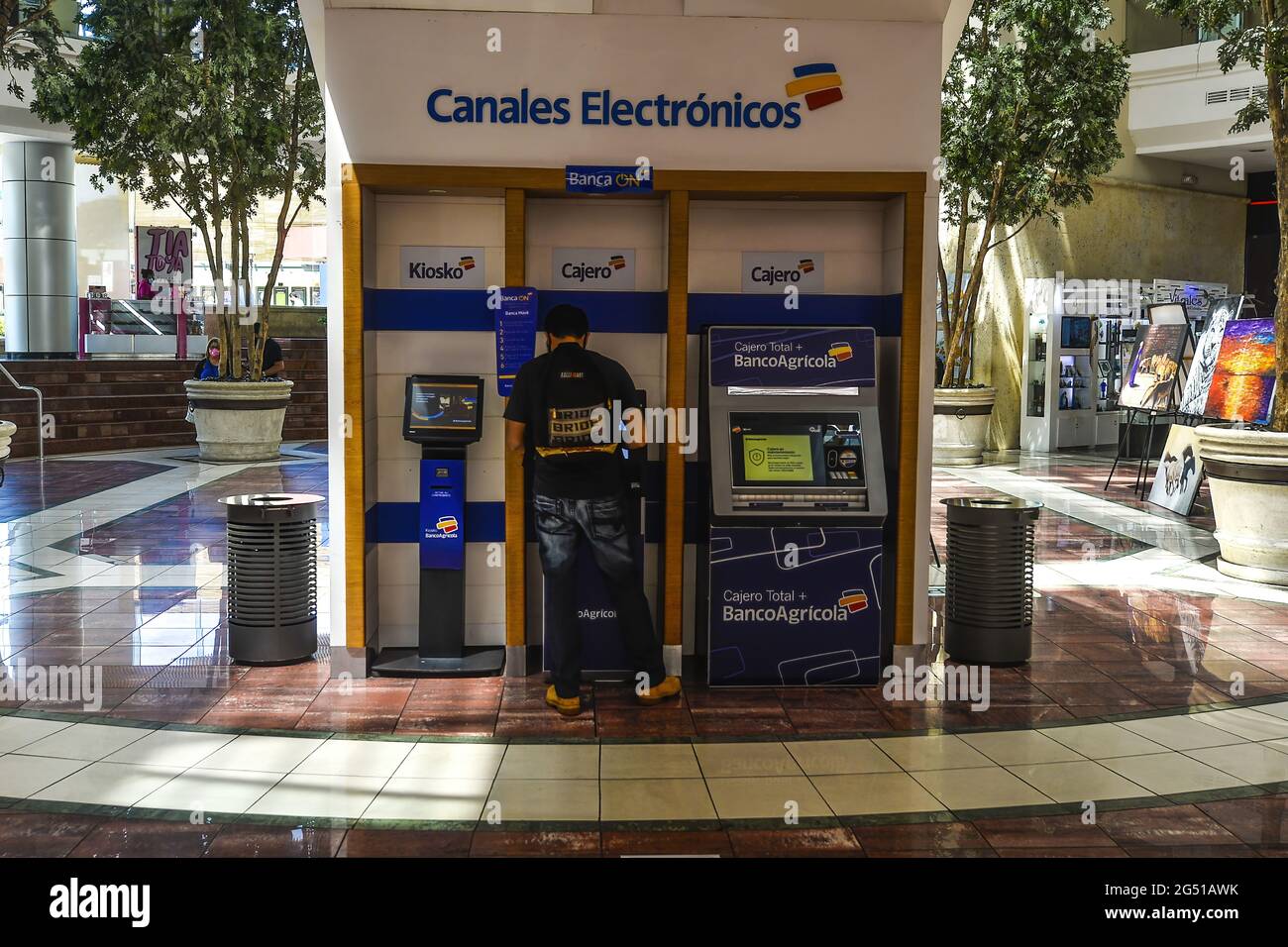 San Salvador, El Salvador. Juni 2021. Ein Mann führt eine Transaktion an einem Banco Agricola Geldautomaten durch. Der Hersteller von Bitcoin-Geldautomaten, Athene, installierte seinen ersten Geldautomaten in El Salvador´s Hauptstadt, um den Menschen den Austausch von Währungen zu ermöglichen. Kredit: SOPA Images Limited/Alamy Live Nachrichten Stockfoto