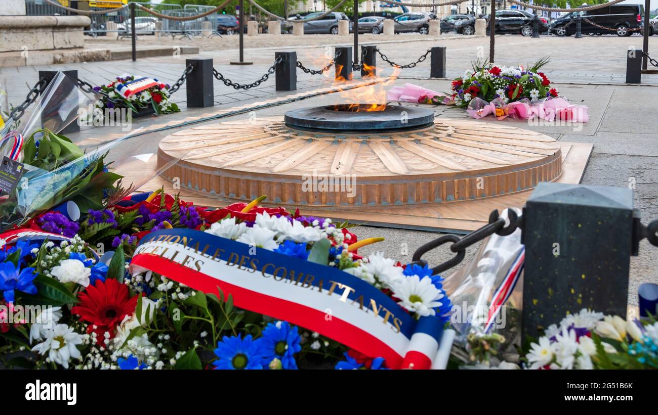 Grab des unbekannten Soldaten und der ewigen Flamme unter dem Triumphbogen in Paris, Frankreich Stockfoto