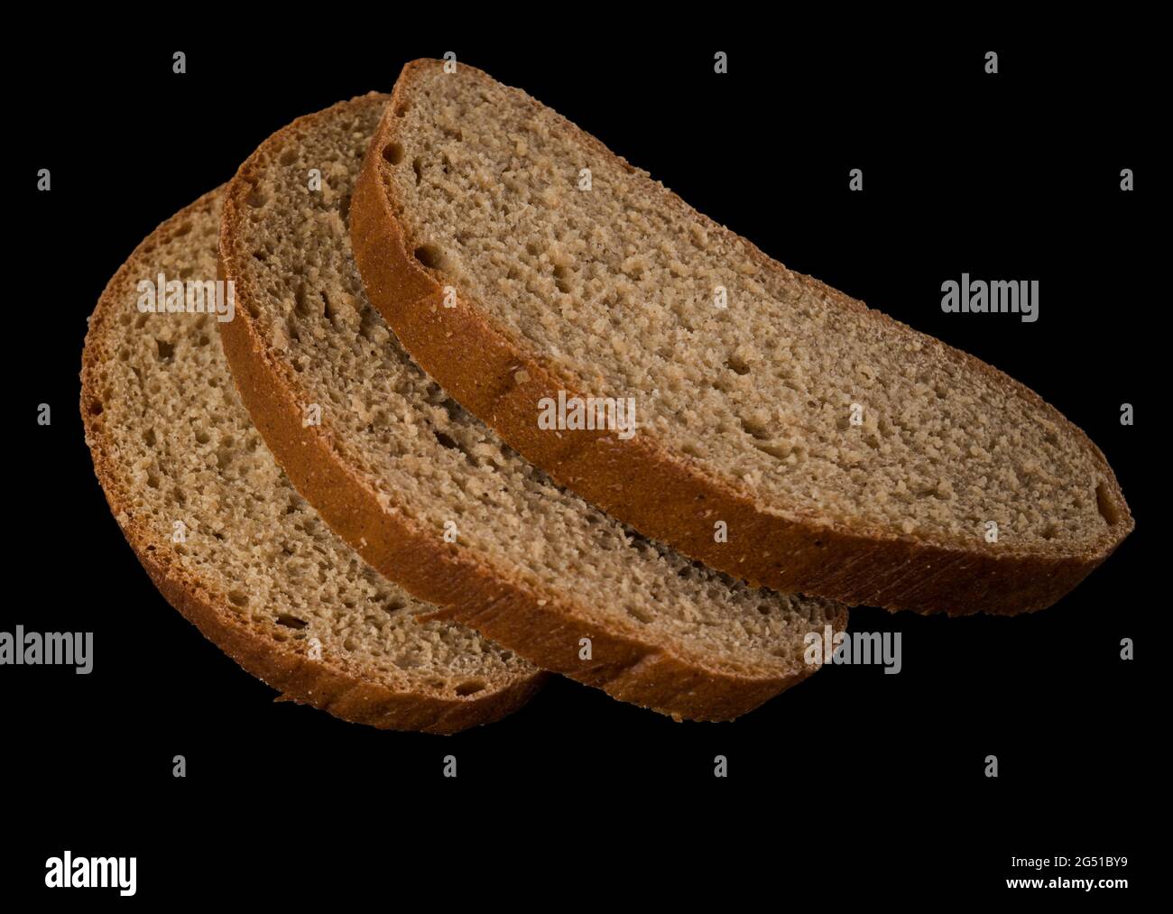 Drei Scheiben dunkles Brot auf schwarzem Hintergrund isoliert Stockfoto