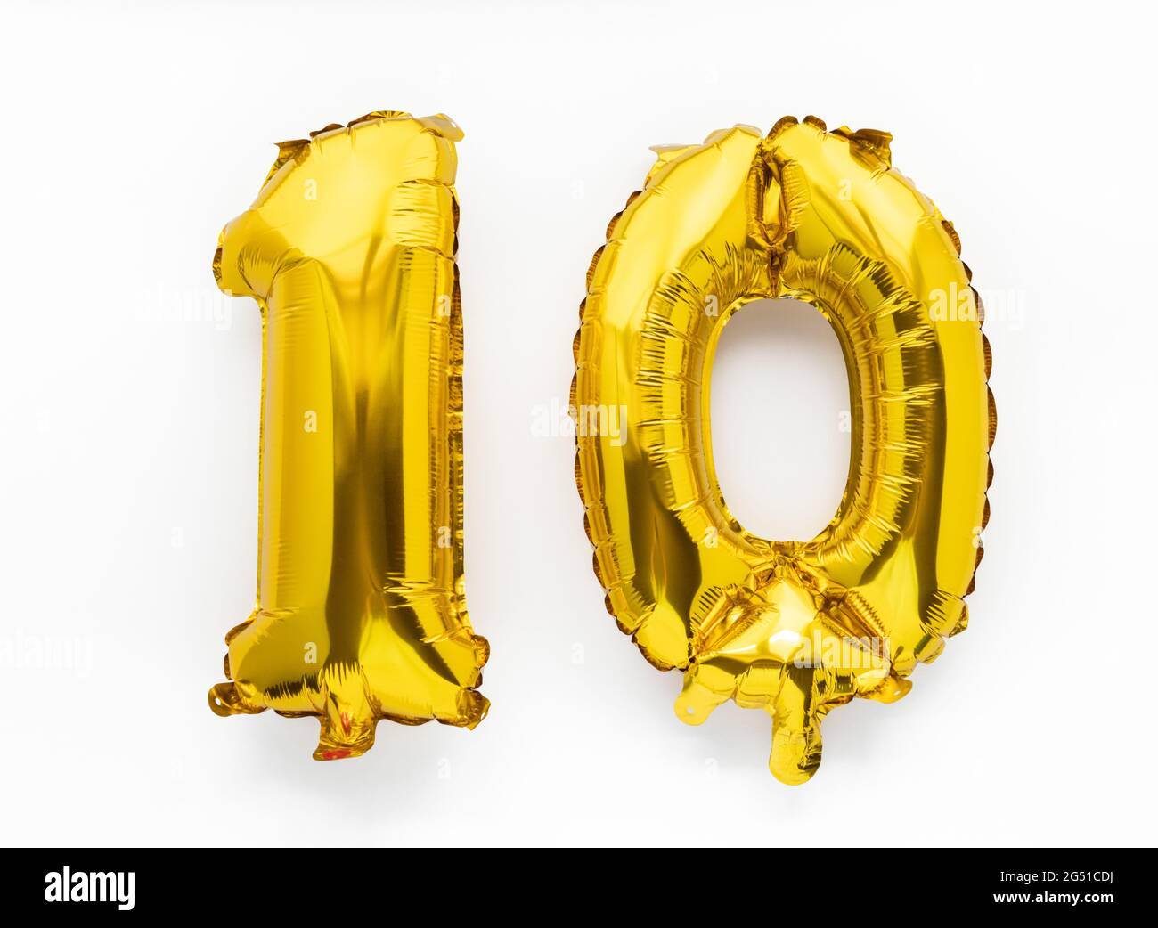 Nummer 10 goldener Folienballon Party Dekor auf weißem Hintergrund, Geburtstagsjubiläum Konzept Stockfoto