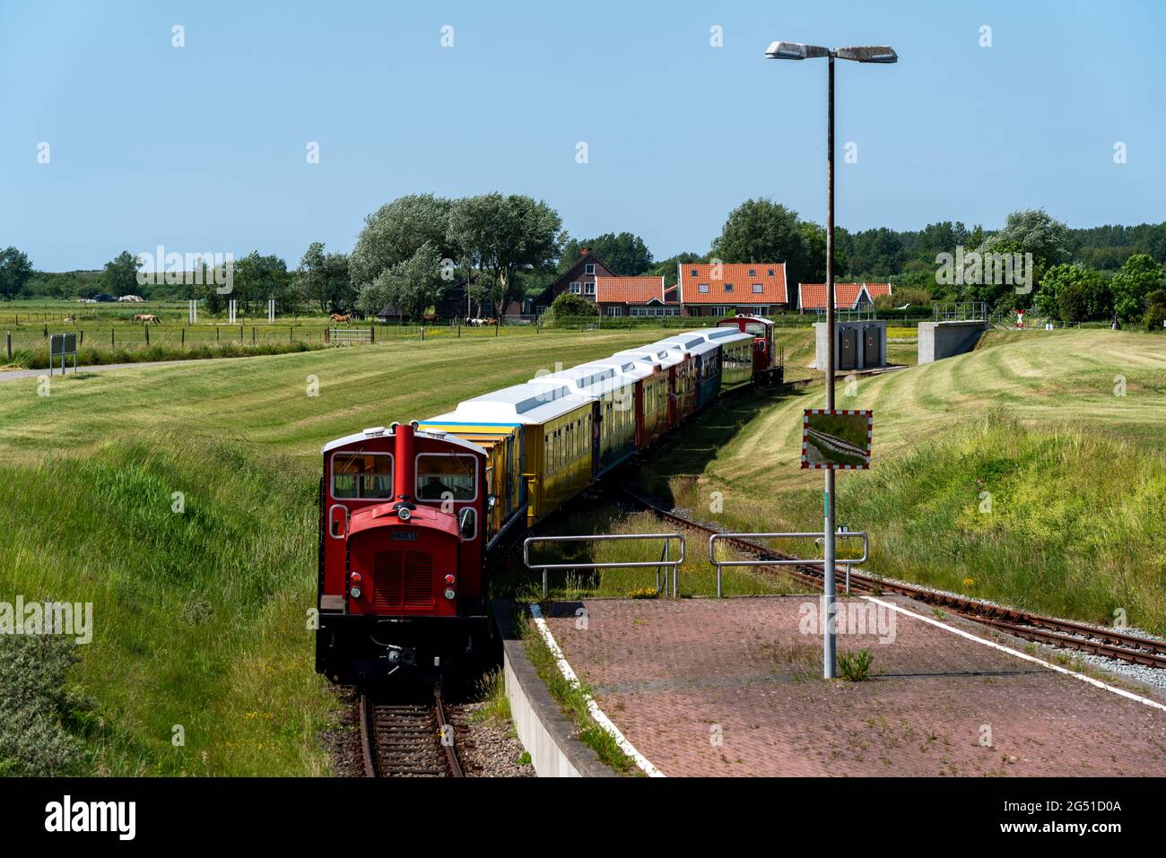 Nordseeinsel Langeoog, Inselbahn, transportiert Passagiere von und zum Festland, Niedersachsen, Deutschland, Stockfoto