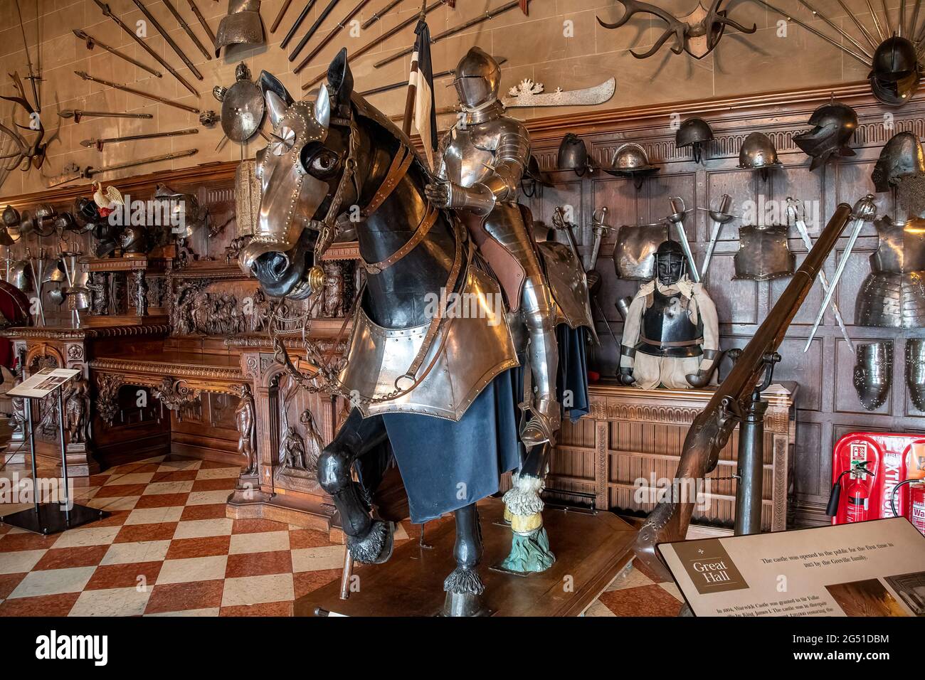 WARWICK, VEREINIGTES KÖNIGREICH - MAI 22 2021:Ausstellung einer Ritterrüstung im Warwick Castle Stockfoto