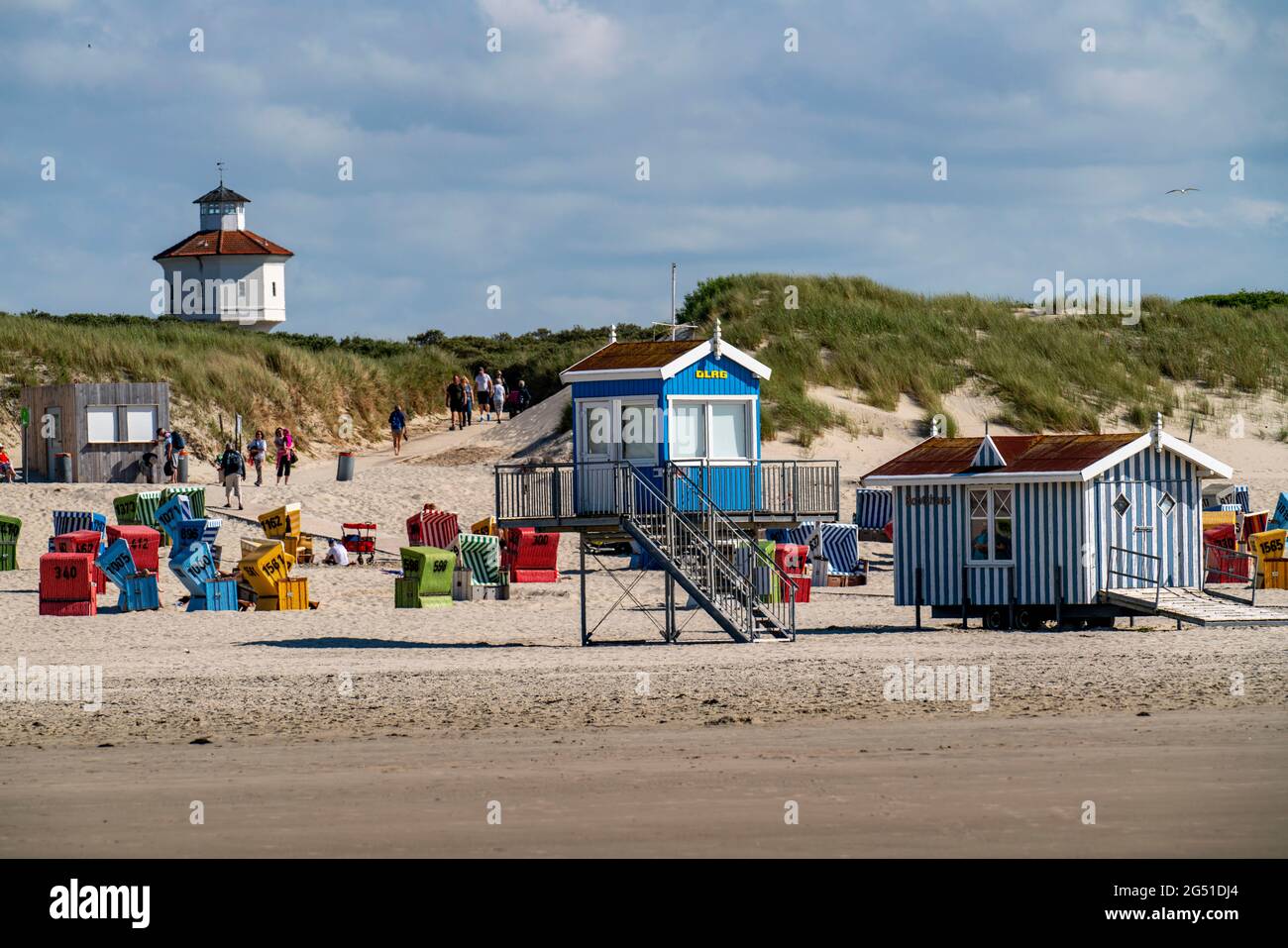 Nordseeinsel Langeoog, Frühsommer, kurz nach der ersten Lockerung der Sperre in der Corona-Krise, noch recht wenige Touristen am Strand, D Stockfoto