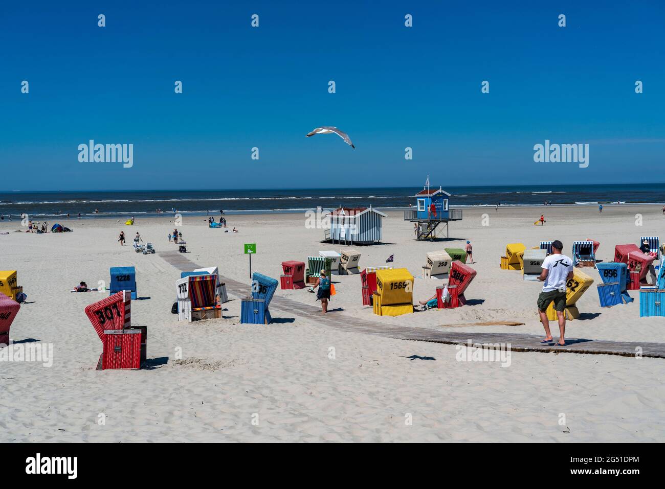 Nordseeinsel Langeoog, Frühsommer, kurz nach der ersten Lockerung der Sperre in der Corona-Krise, noch recht wenige Touristen am Strand, b Stockfoto