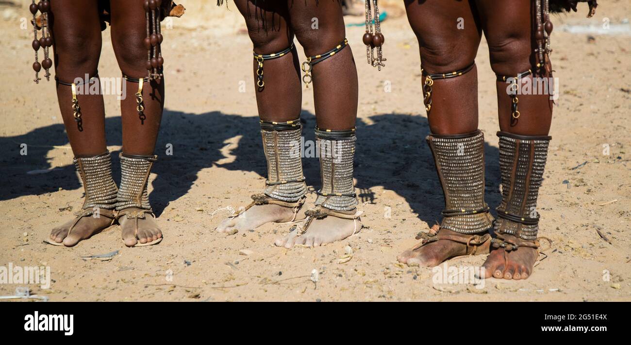 Beine und Füße der Himba-Stammesvölker, Damaraland, Namibia, Afrika Stockfoto