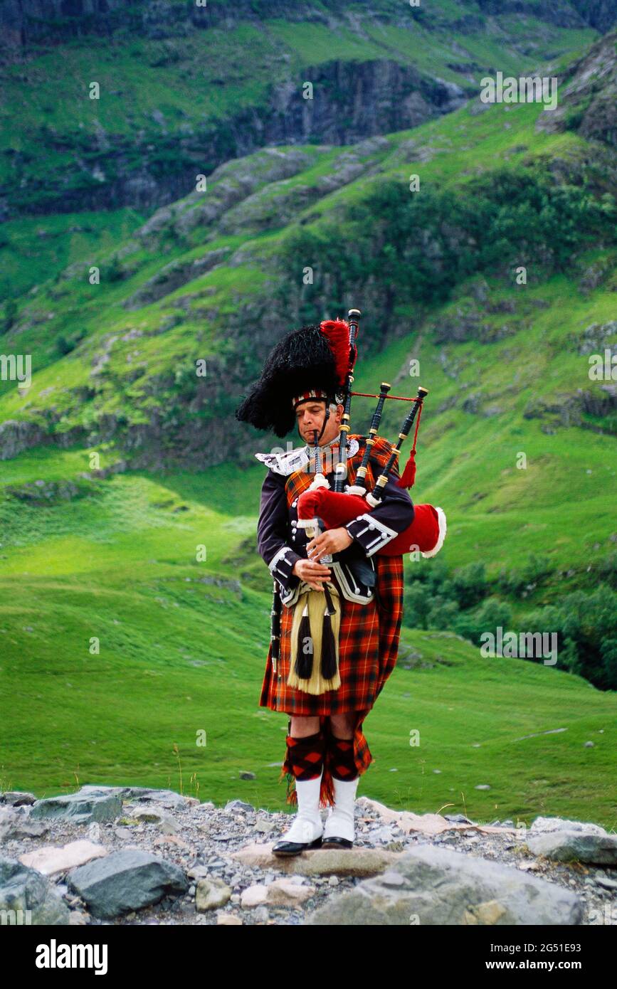 Mann in traditioneller Kleidung, der Dudelsack spielt, schottische Highlands, Schottland, Großbritannien Stockfoto