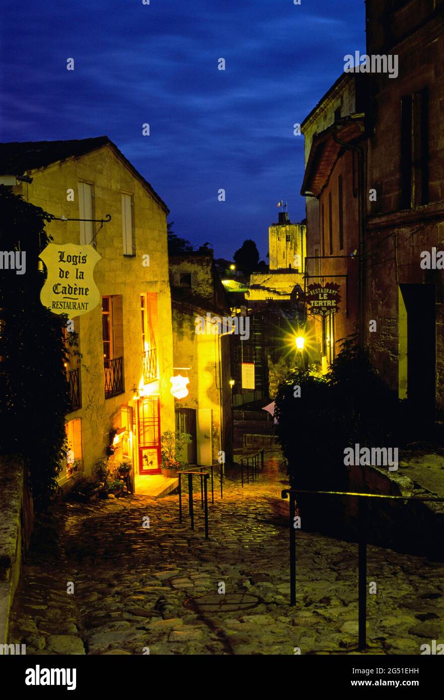 Straße in der Altstadt von St. Emilion bei Nacht, Bordeaux, Frankreich Stockfoto