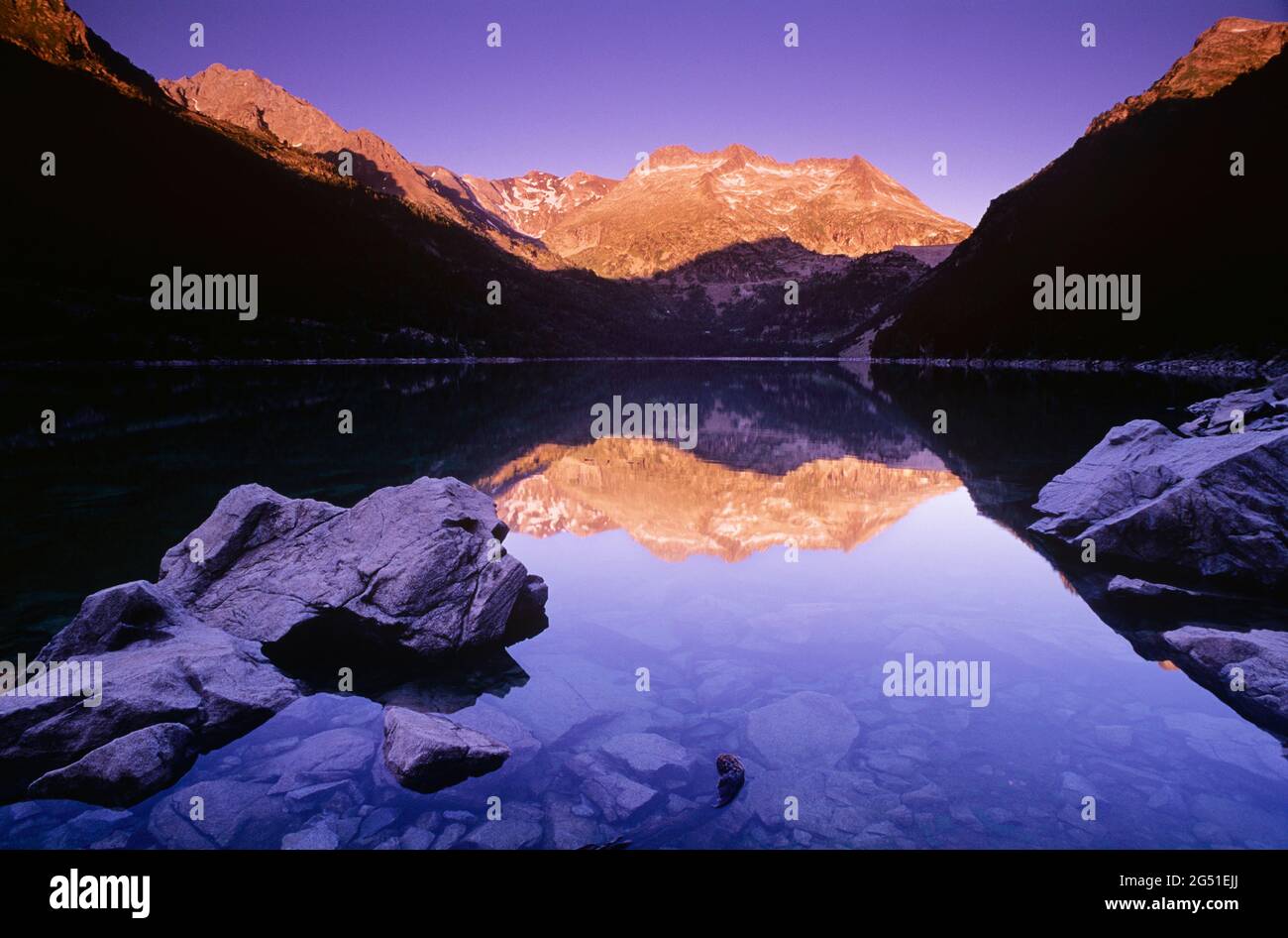 Lac d Aubert See bei Sonnenuntergang, Pyrenäen, Frankreich Stockfoto