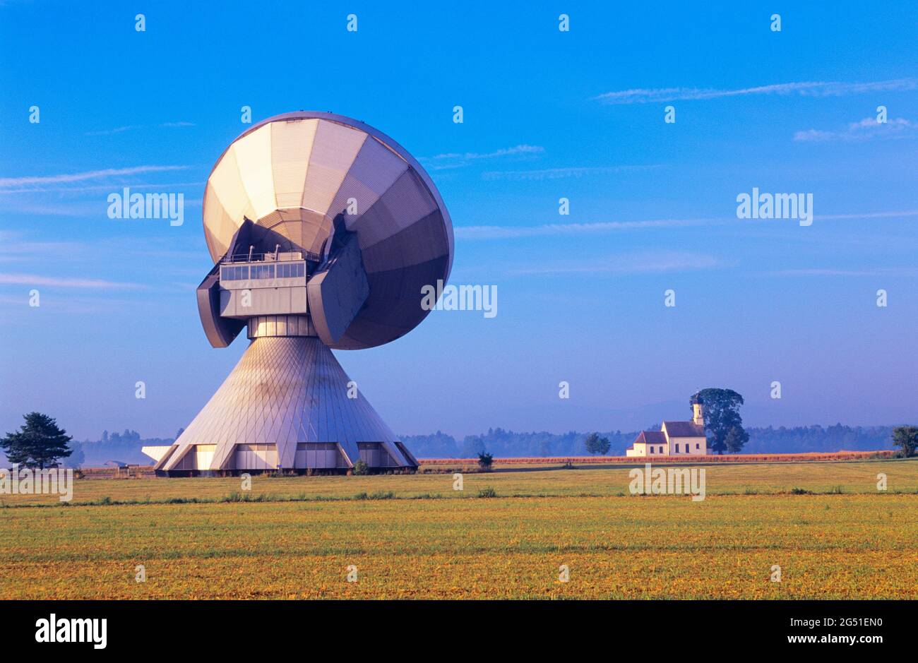 Radioteleskop im Feld, Raisting, Bayern, Deutschland Stockfoto