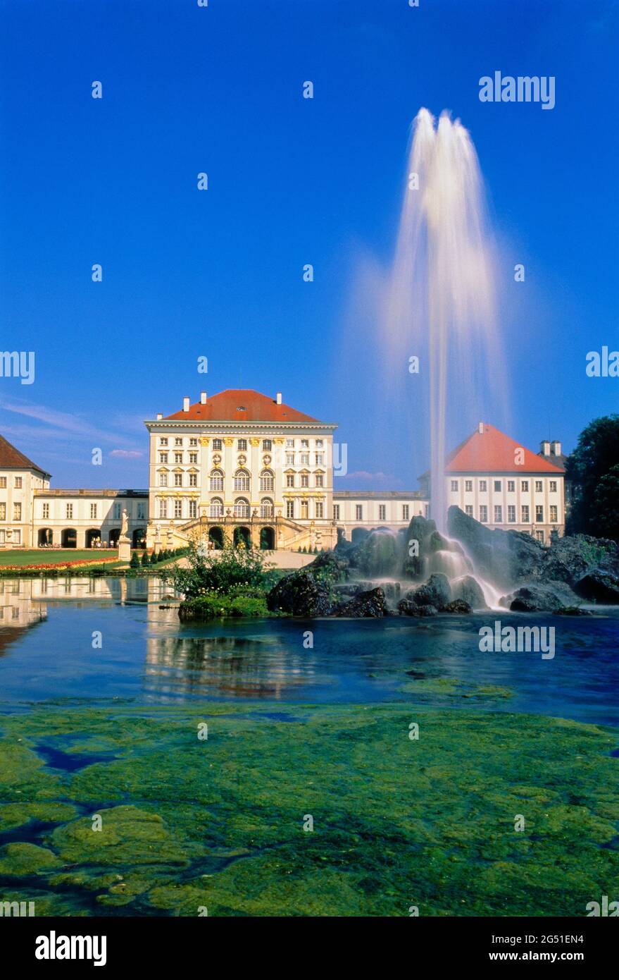 Schloss Nymphenburg mit Teich und Brunnen, München, Deutschland Stockfoto