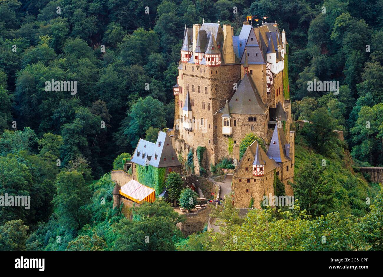 Schloss Eltz außen umgeben von Wald, Wierschem, Rheinland-Pfalz, Deutschland Stockfoto