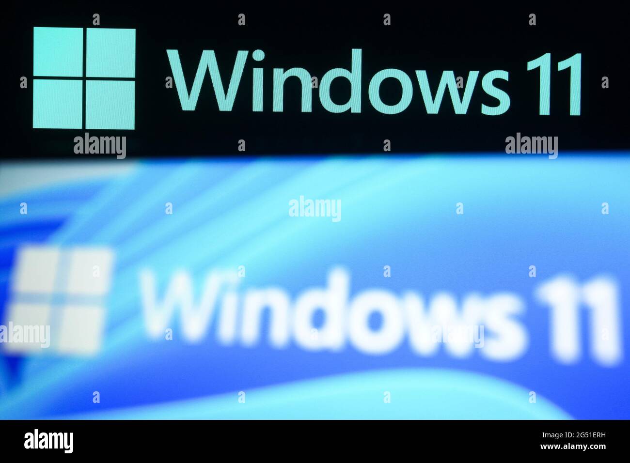 Ukraine. Juni 2021. In dieser Abbildung ist ein Windows 11-Logo auf einem Smartphone und ein pc-Bildschirm im Hintergrund zu sehen. Microsoft hat im Rahmen einer Veranstaltung am 24. Juni 2021 Windows 11, die neue Generation des Windows-Betriebssystems (OS), vorgestellt. Kredit: SOPA Images Limited/Alamy Live Nachrichten Stockfoto