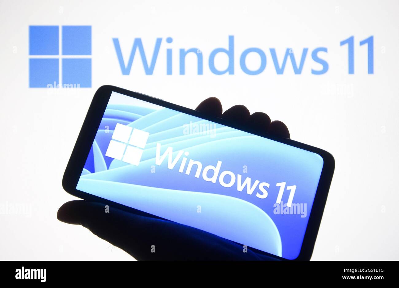 Ukraine. Juni 2021. In dieser Abbildung ist ein Windows 11-Logo auf einem Smartphone und ein pc-Bildschirm im Hintergrund zu sehen. Microsoft hat im Rahmen einer Veranstaltung am 24. Juni 2021 Windows 11, die neue Generation des Windows-Betriebssystems (OS), vorgestellt. Kredit: SOPA Images Limited/Alamy Live Nachrichten Stockfoto