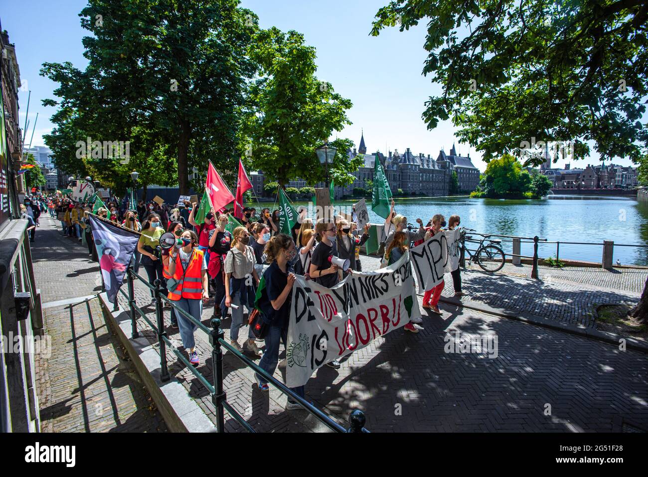 Rechtbank und Hofvijver - lange Vijverberg, Den Haag, Niederlande Donnerstag, 24. Juni 2021. Die Demonstration begann im Gerichtsgebäude, wo an diesem Tag vor sechs Jahren ein Urteil gefällt wurde, und erklärte, dass das CO2-Treibhausgas bis zum Jahr 2020 um mindestens 25 Prozent reduziert werden soll. Von einigen hundert jungen Demonstranten gingen auf die Straßen von Den Haag, um gegen den Klimawandel zu marschieren. ‘Friday for Future NL' und ‘MBO for Climate' organisierten einen ‘Klimastreik'. Ein großer Wagen mit einer symbolischen Uhr, um die Politiker daran zu erinnern, dass ihre Zeit um ist und dass ein guter Klimaplan jetzt sein muss Stockfoto