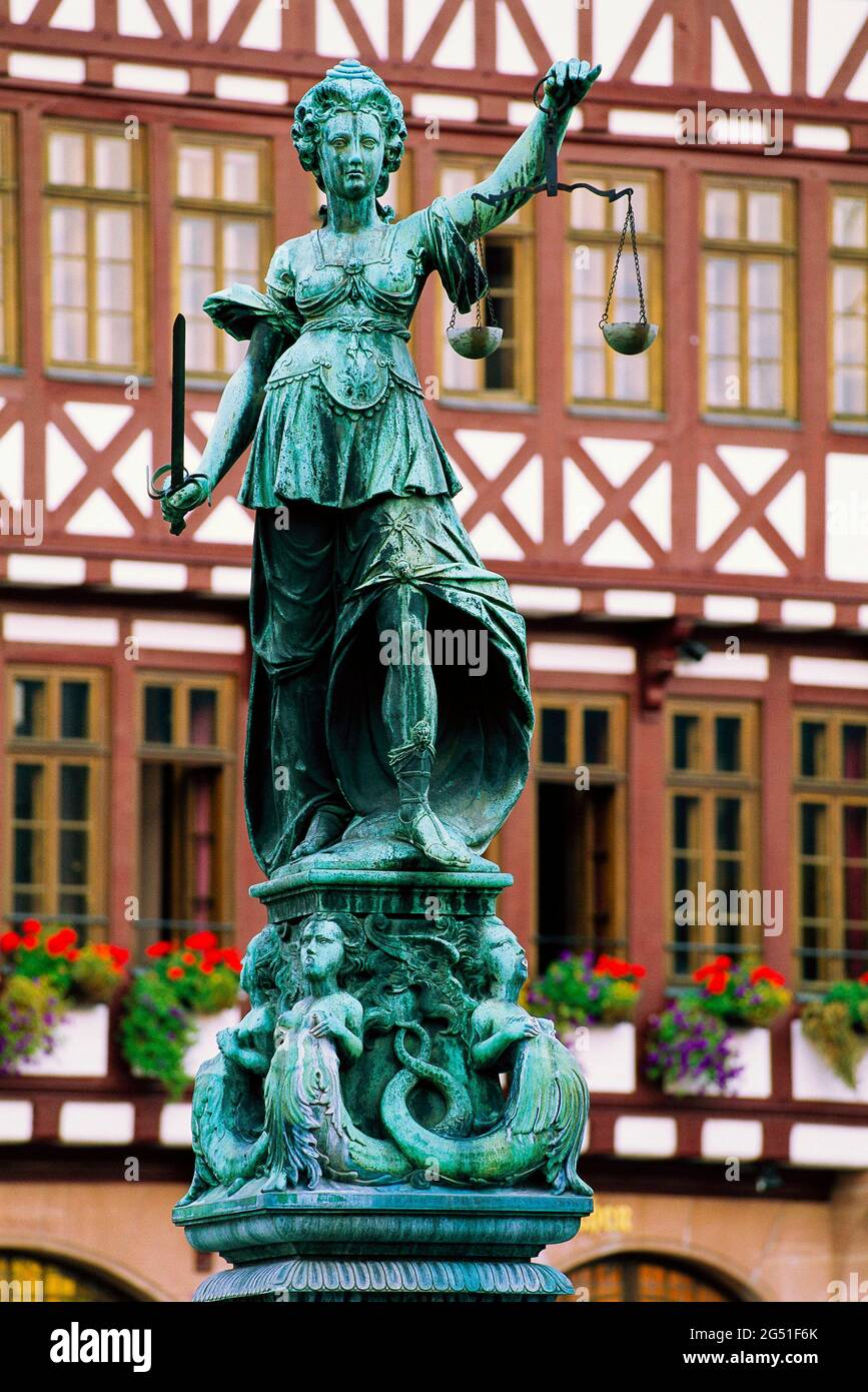 Statue mit Waage, Romerberg, Frankfurt, Hessen, Deutschland Stockfoto