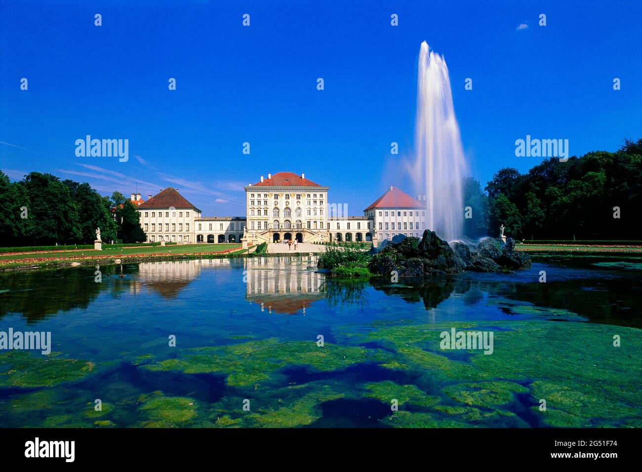 Schloss Nymphenburg mit Teich und Brunnen im formellen Garten, München, Bayern, Deutschland Stockfoto