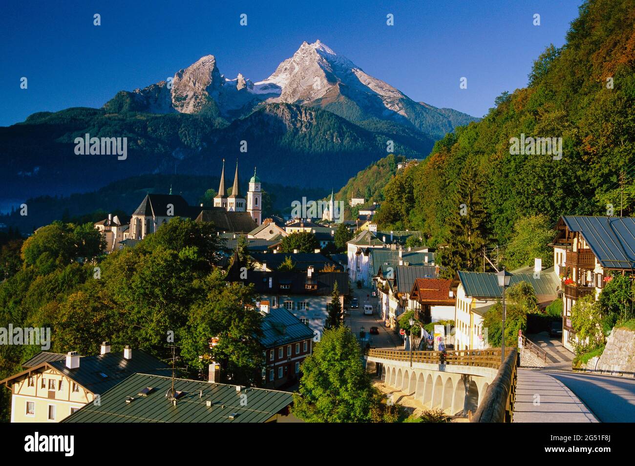 Stadt mit Bergen im Hintergrund, Berchtesgaden, Bayern, Deutschland Stockfoto