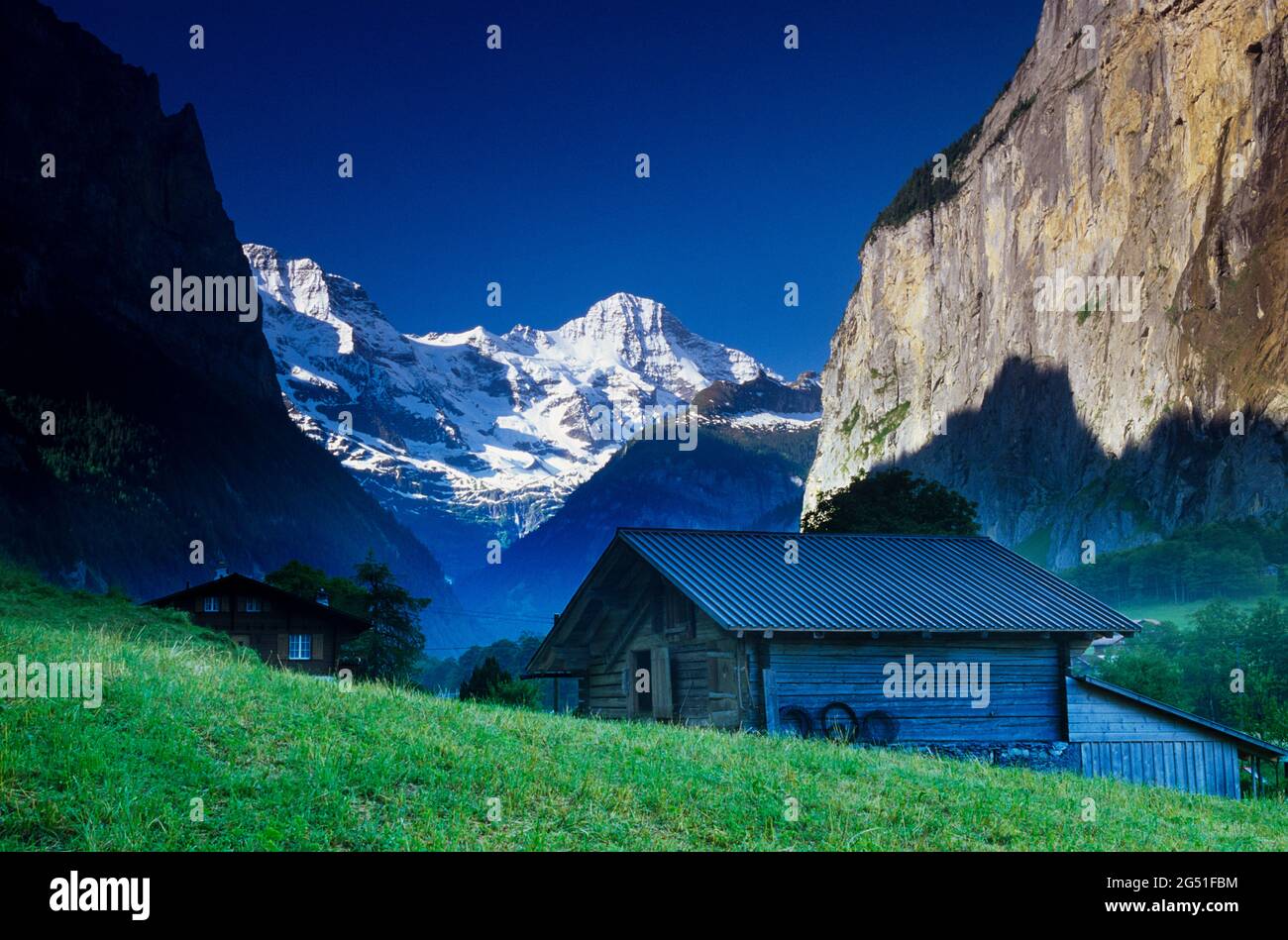 Holzscheune, Berge und Klippen, Lauterbrunnen, Kanton Bern, Schweiz Stockfoto