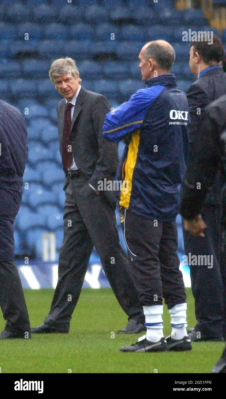 Portsmouth gegen Arsenal Arsen Wenger und Joe Jordan erfahren, dass das Spiel nach einer letzten Spielfeldprüfung ausgeschaltet ist. PIC MIKE WALKER, 2006 Stockfoto