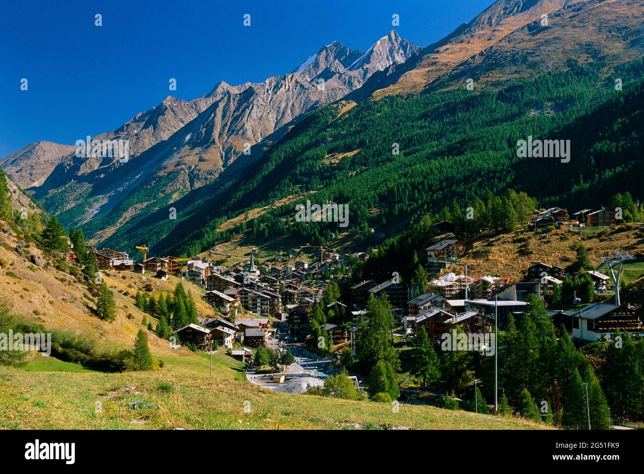 Blick auf die Stadt im Tal, Zermatt, Schweiz Stockfoto