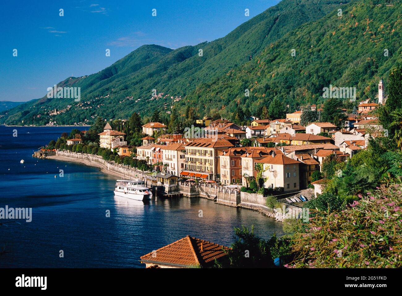 Blick auf das Wasser, den Yachthafen und die Berge Stockfoto