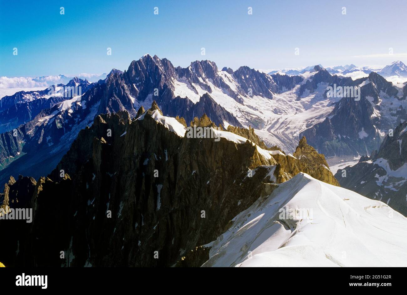 Blick auf die Berge im Winter im Mont-Blanc-Massiv in den Alpen von Aiguille du Midi, Haute-Savoie, Frankreich Stockfoto