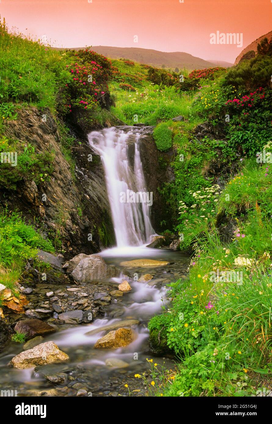 Landschaft mit Wasserfall in natürlicher Umgebung, Pyrenäen, Frankreich Stockfoto