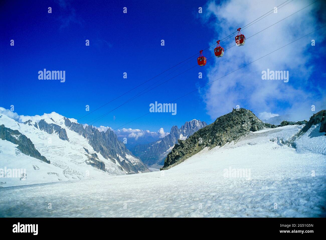 Bergbahnen über den Alpen im Winter, Frankreich Stockfoto