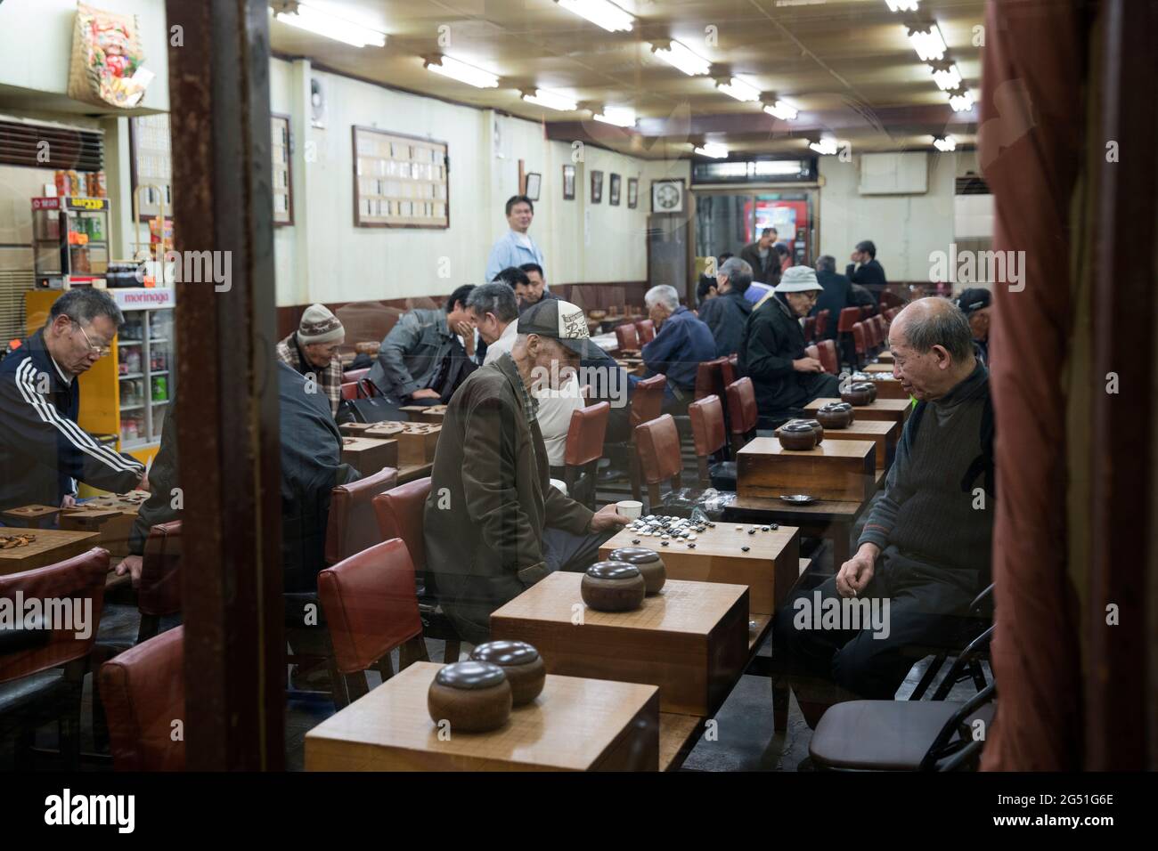 Alte Männer spielen Brettspiele in Osaka, Japan Stockfoto