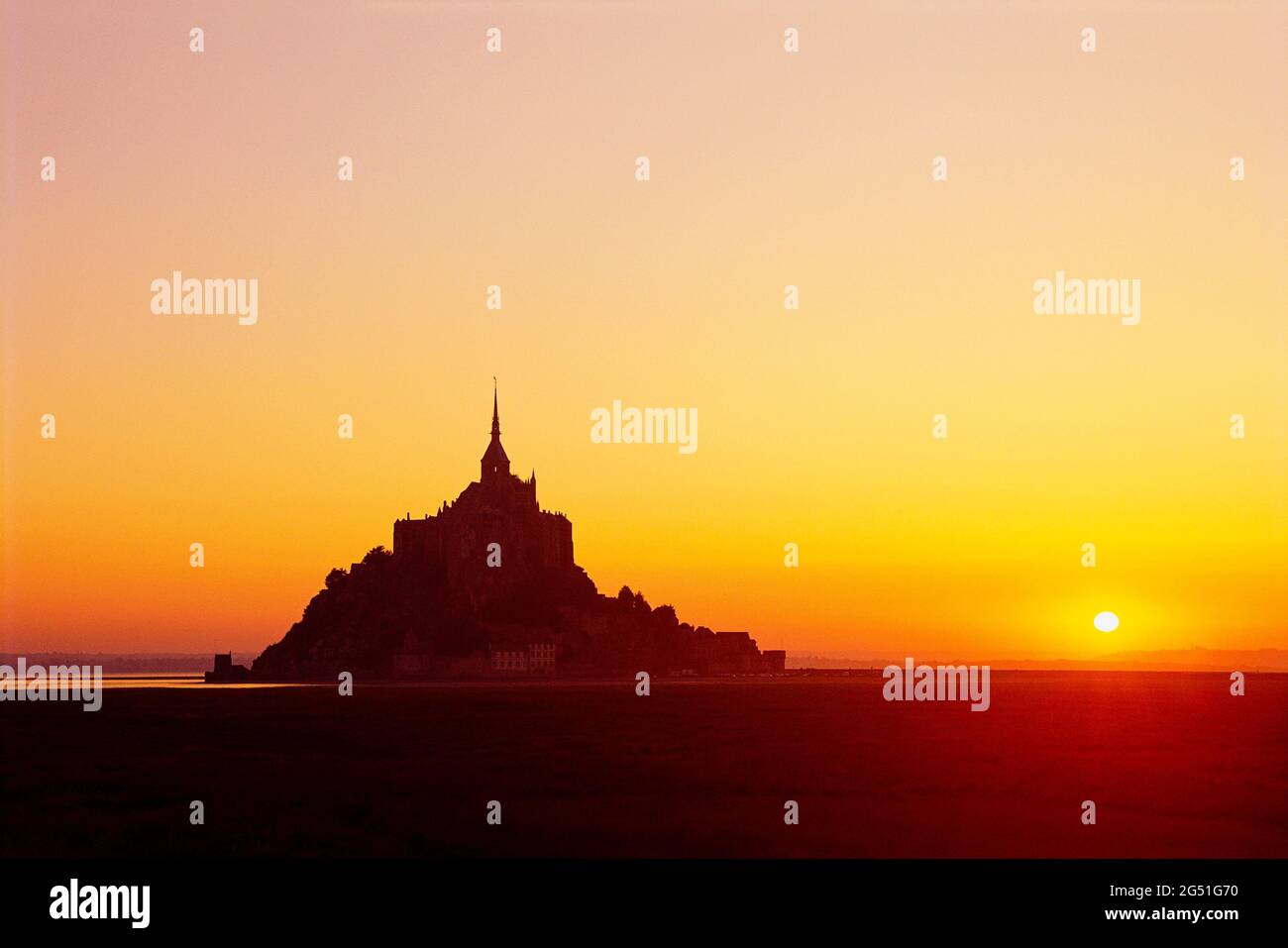 Mont Saint-Michel Silhouette bei Sonnenuntergang, Normandie, Frankreich Stockfoto