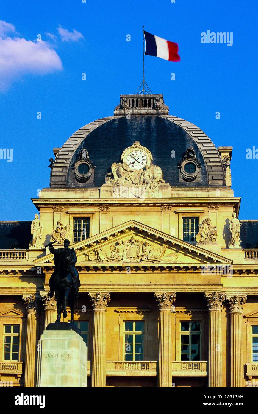 Gebäude der Ecole Militaire mit französischer Flagge, Paris, Frankreich Stockfoto